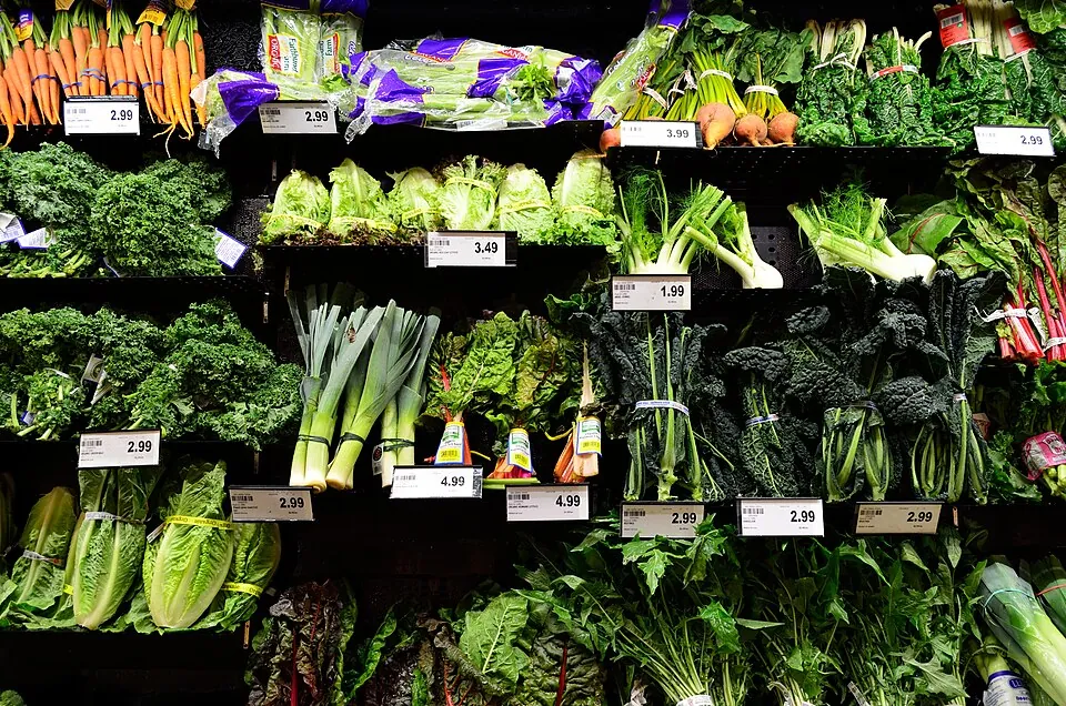 Hortalizas en un supermercado, imagen de archivo de 2015. No corresponde a un acto de la FAO.