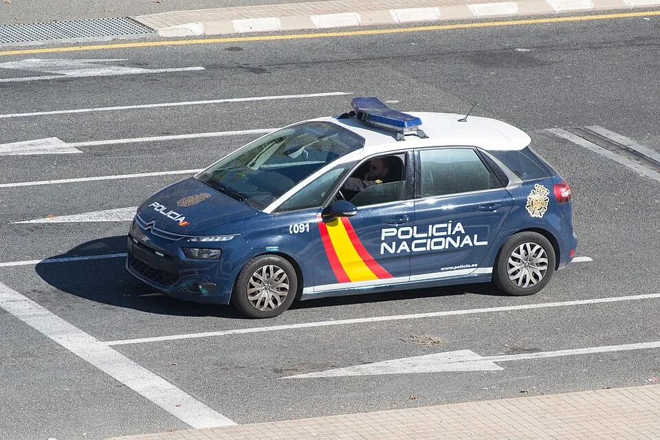 Vehículo de la Policía Nacional fotografiado en València en 2016. Imagen de archivo ajena a estos hechos.